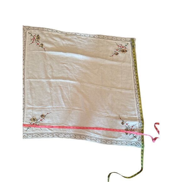 Vintage Hand-Embroidered Linen Tablecloth With Floral Bee Design & Crochet Lace - Picture 2 of 6